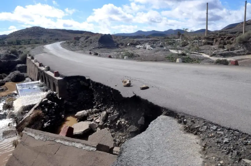 فضيحة جديدة: بضع مليمترات من الأمطار "تدمر" طريقاً بالرحامنة عمرها أقل من 10 سنوات (صور)