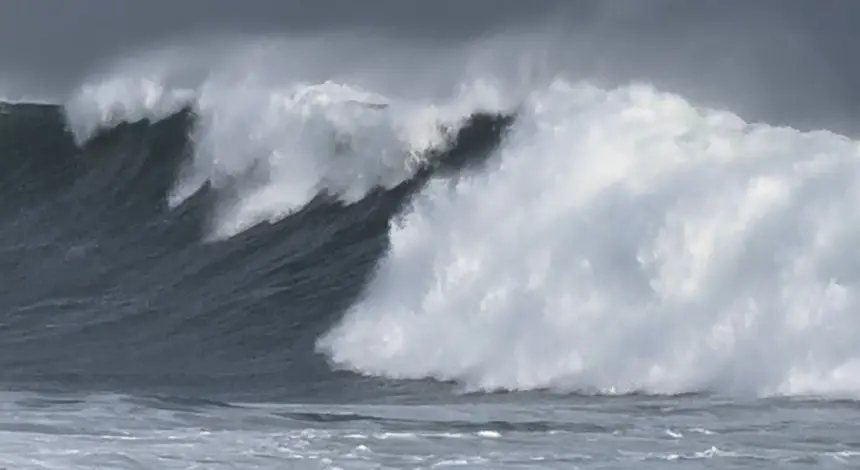 أمواج عاتية بشاطئ زناتة بعين السبع بالدار البيضاء
