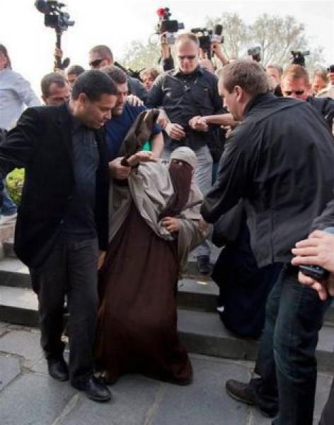 اعتداء شرطة فرنسا على 3 نساء لارتدائهن النقاب