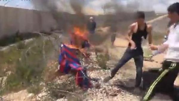 فيديو : شبان فلسطينيون يحرقون قمصان برشلونة لهذا السبب..!