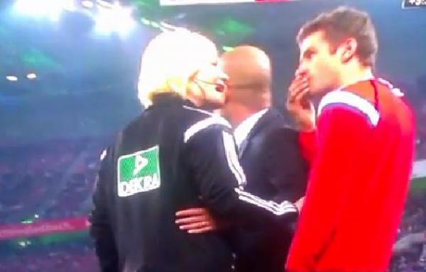 بالفيديو : غوارديولا يتصرف بطريقة غير لائقة مع "حكمة"   