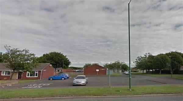 بريطانيون يتصلون بالشرطة لمشاهدتهم مسلمين يصلون بجانب مدرسة