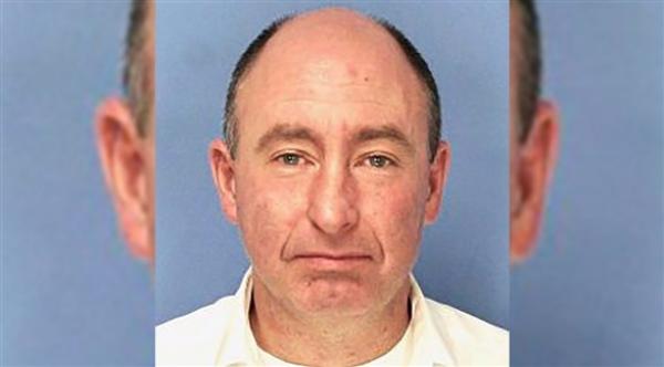 متهم يشتري 1000 نسخة من صحيفة لإخفاء خبر اعتقاله