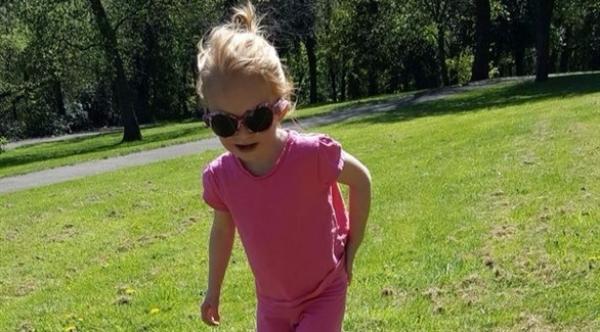 طفلة ولدت بلا قزحية تعيش على النظارات الشمسية