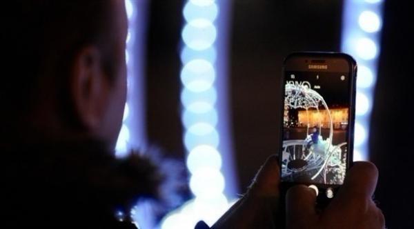 الهاتف المحمول يصيب المناطق المحيطة بالشعاع بالسرطان