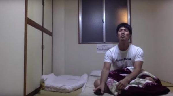 فندق ياباني يقدم حجرة شبه مجانية لنزلائه مقابل التخلي عن خصوصيته بشكل كامل