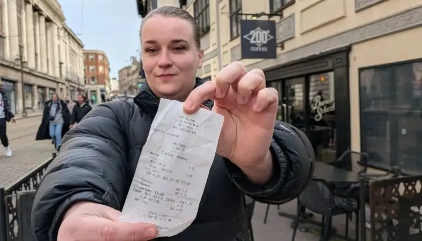 خطأ تقني يمنح شابة بريطانية “ثروة خيالية” على بطاقة قهوة بقيمة 10 جنيهات