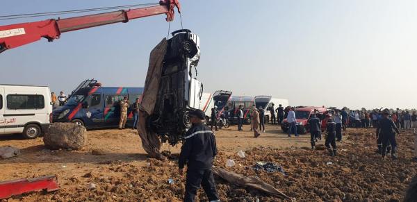 الرباط: السلطات الأمنية تتمكن من انتشال السيارة الغارقة بالبحر وغموض كبير يلف الحادث