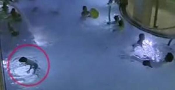 بالفيديو.. لقطات لطفل يغرق في حمام سباحة  لم يلاحظه أحد