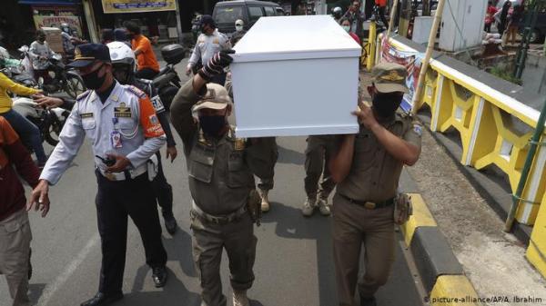 عقوبة مرعبة لمن يمتنع عن وضع الكمامة في أندونيسيا