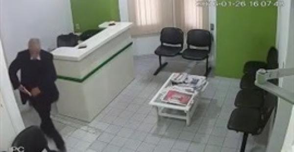 بالفيديو.. عجوز يبدو عليه الوقار يسرق تابلت من عيادة