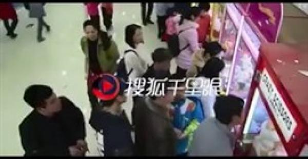 فتاة تطارد رجلا بعد تحرشه بها في صالة العاب (فيديو)