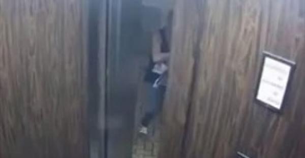 بالفيديو.. رجل يسرق سيدة داخل المصعد