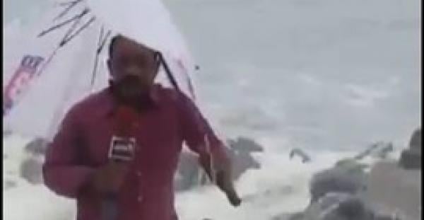 بالفيديو..موجة ضخمة تضرب مراسلا