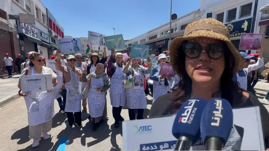 نساء ورجال يرتدون مئزر المطبخ للمطالبة بالاعتراف بقيمة العمل المنزلي