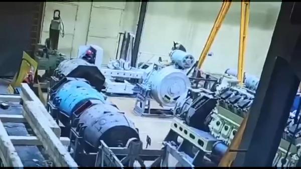 ينجو من الموت بأعجوبة بعد سقوط مولد عملاق بقربه (فيديو)