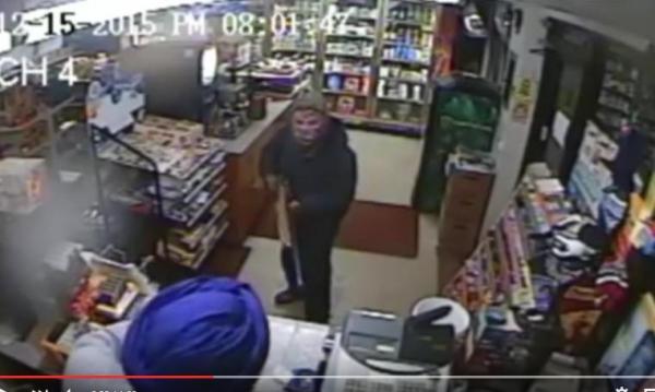 بالفيديو: صاحب متجر يهزم لصاً مسلحاً ببندقية بحذائه