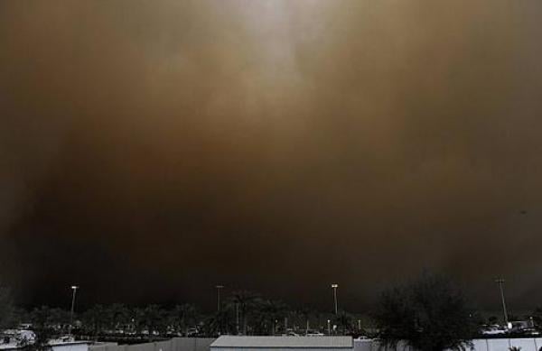 "الغبار الأسود" المشؤوم يُغطي سماء القنيطرة ونواحيها مجددًا.. وتبريرات المسؤولين تُغضب الساكنة