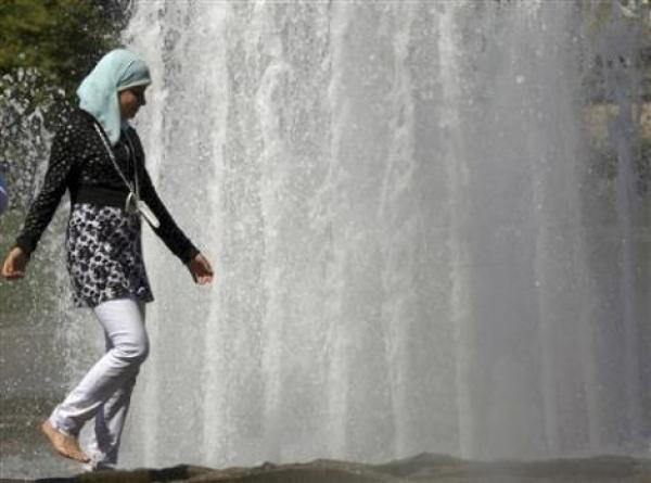 محكمة ألمانية تقضي بالزام الفتاة المغربية عائشة بحضور دروس سباحة مختلطة