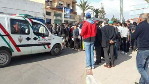 هكذا أنهى شُرطي شجارا عنيفا في الشارع العام بين أربعة شبان