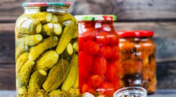 احذروا الخضراوات المخللة لأنها تزيد من خطر الإصابة بسرطان المريء