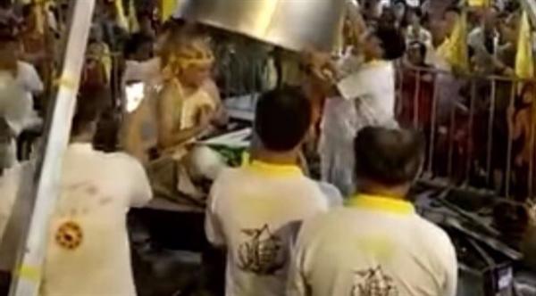 بالفيديو: يبخر نفسه حتى الموت بزعم تطهير روحه وجسده