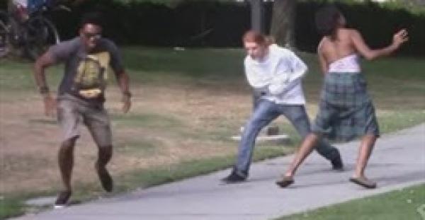 بالفيديو.. شاهد رد فعل ضحايا «الرجل المجنون»