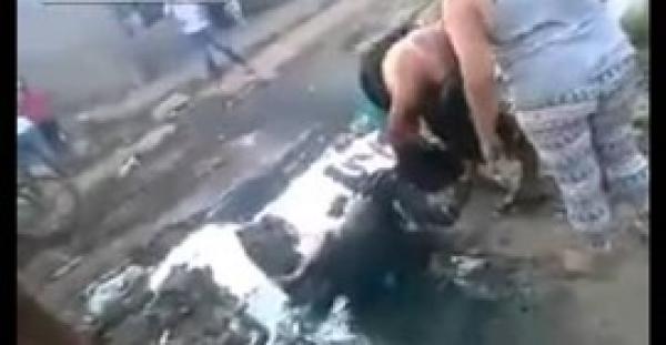 بالفيديو.. امرأة تنتقم من عشيقة زوجها بسحلها داخل مستنقع صرف