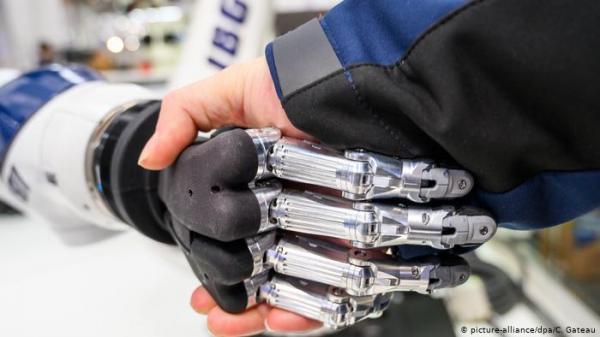 إنسان آلي مع السيارة ذاتية القيادة لإيصال الطلبيات للزبائن