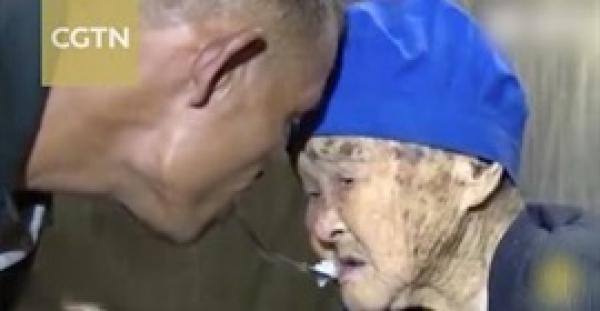 بالفيديو.. لقطات مؤثرة لرجل بدون ذراعين يطعم والدته العجوز