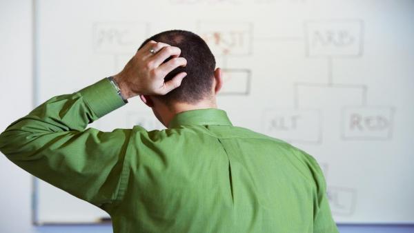 ما أسباب وخز الرأس؟