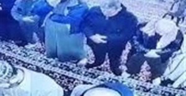 لحظة وفاة مؤذن أثناء أداء صلاة الفجر (فيديو)