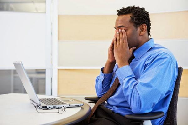 أفضل طريقة لحماية العين من خطر شاشات الهاتف والكمبيوتر