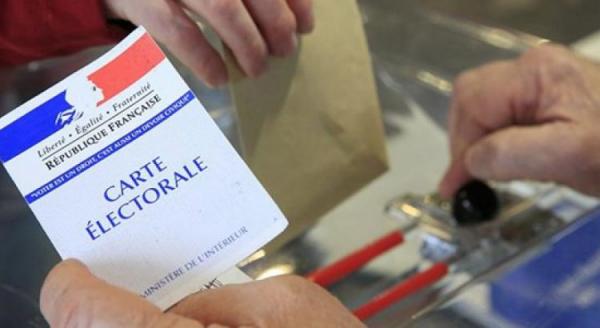 مهاجر مغربي بفرنسا يصوت لماكرون ويبتلع ورقة التصويت التي تحمل اسم لوبين