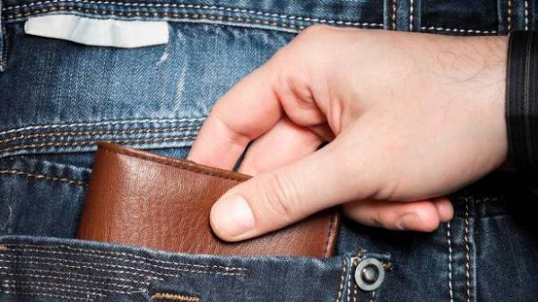 نصائح لعدم وضع المحفظة بالجيب الخلفي