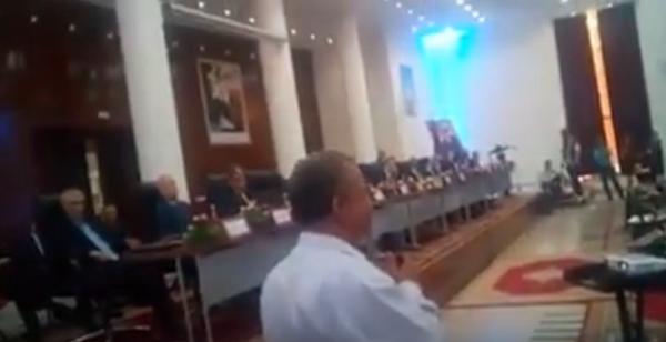 بالفيديو... مواطن يتنبأ بالخطاب الملكي ويطالب بإسقاط الحكومة في حضرة العثماني ويقول:"لحكومة ماقاداش تادير غا الانشاء"