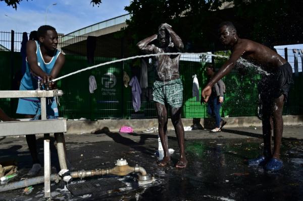مهاجرون في باريس يعيشون "أسوأ من الحيوانات"