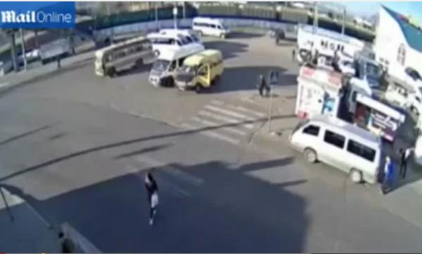 بالفيديو .. دهستها سيارتان وخرجت بجروح في الرأس