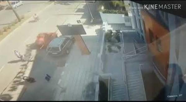 سرقة سيدة من طرف شخصين بدراجة نارية في عز النهار