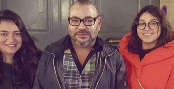 الملك محمد السادس في صور عفوية مع  مواطنين مغاربة بباريس
