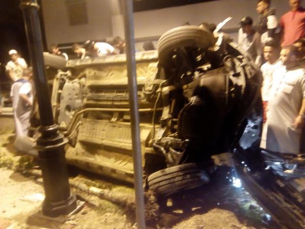 مجددا.. السرعة تتسبب في انقلاب سيارة مكتراة بمدخل تطوان (صور)