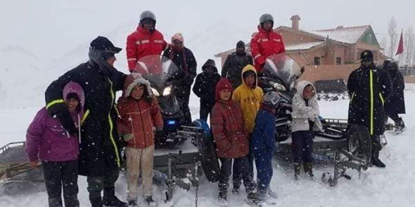 برافو...رجال الدرك الملكي بأزيلال يستعملون معدات غير معتادة لإنقاذ أطفال محاصرين بالثلوج