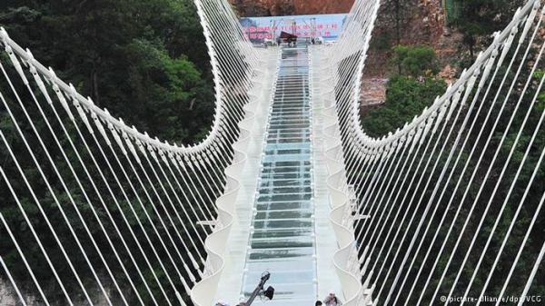 الصين تدشن أعلى وأطول جسر زجاجي في العالم