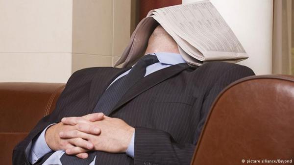 نام بملابسه الرسمية فاستدعت زوجته الشرطة