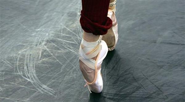 الوقوف على أطراف الأصابع يقوي عضلات القدم