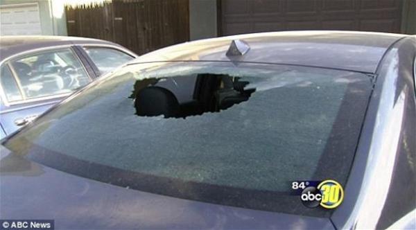 تحطم زجاج سيارة بقطعة معدنية سقطت من طائرة
