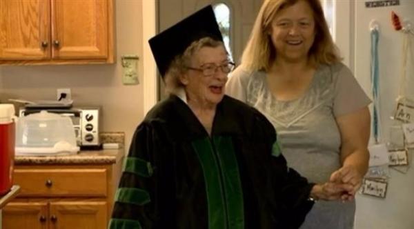 عجوز تحصل على الشهادة الثانوية بعمر 97 عاماً