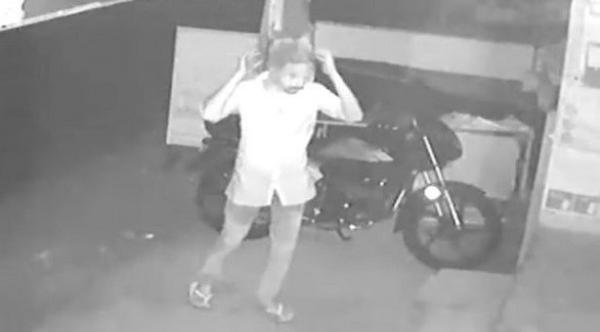 بالفيديو: هل هذا أسوأ قناع يستخدمه لص؟