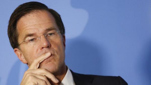 رئيس وزراء هولندا يصدر قرارا بمنع المصافحة ثم يظهر وهو يصافح مسؤولا