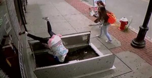 بالفيديو.. عجوز تحدق في هاتفها تتلقى درسا قاسيا